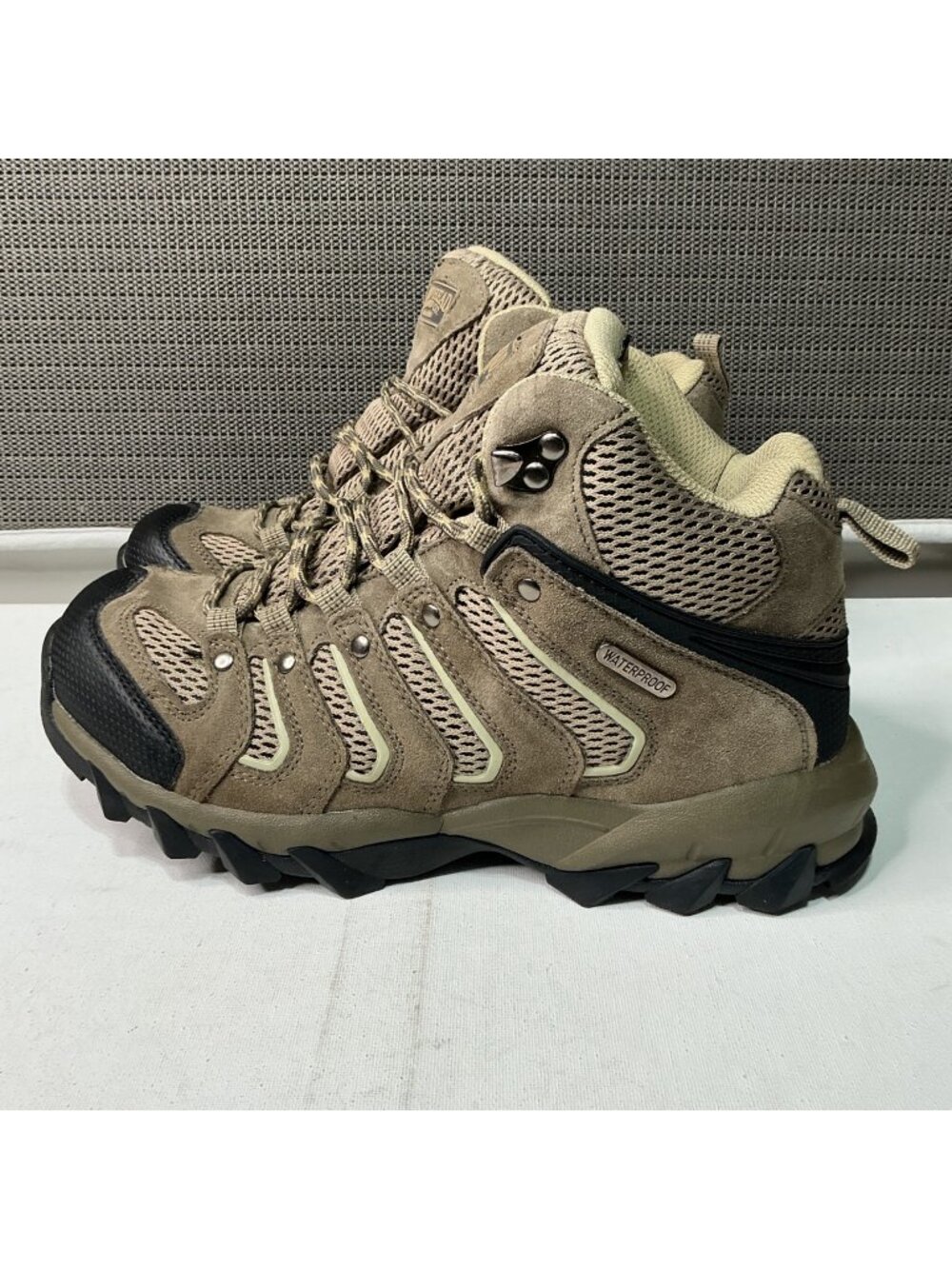 Red Head Woman's Waterproof Hiking Boots Size 8.5M In Tan Suede & Mesh